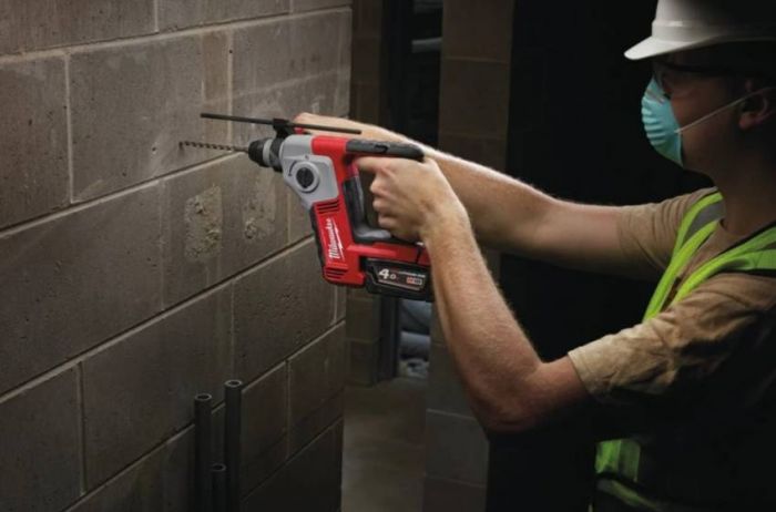 Компактний акумуляторний перфоратор MILWAUKEE SDS-Plus M18 BH-402C 4933443330