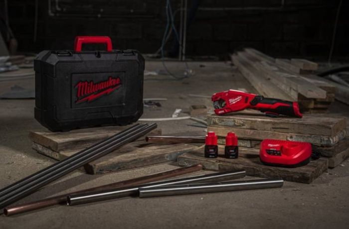 Акумуляторний труборіз по нержавіючій сталі MILWAUKEE M12PCSS-202C