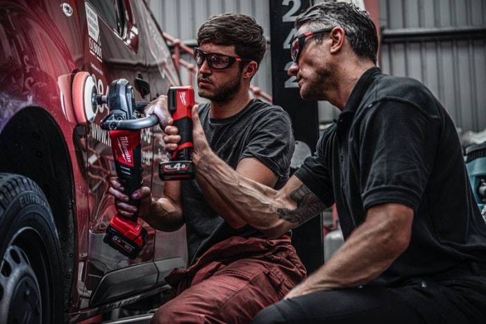 Аккумуляторный фонарь для цветоподбора MILWAUKEE  M12 CML-401