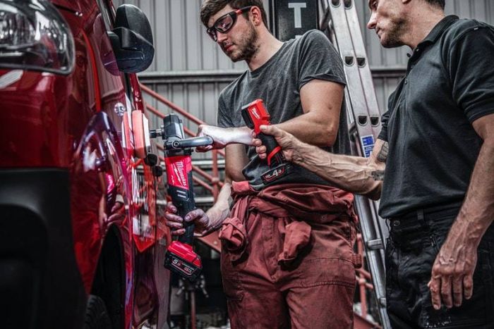 Аккумуляторный фонарь для цветоподбора MILWAUKEE  M12 CML-401