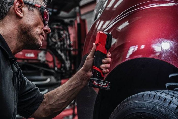 Аккумуляторный фонарь для цветоподбора MILWAUKEE  M12 CML-401