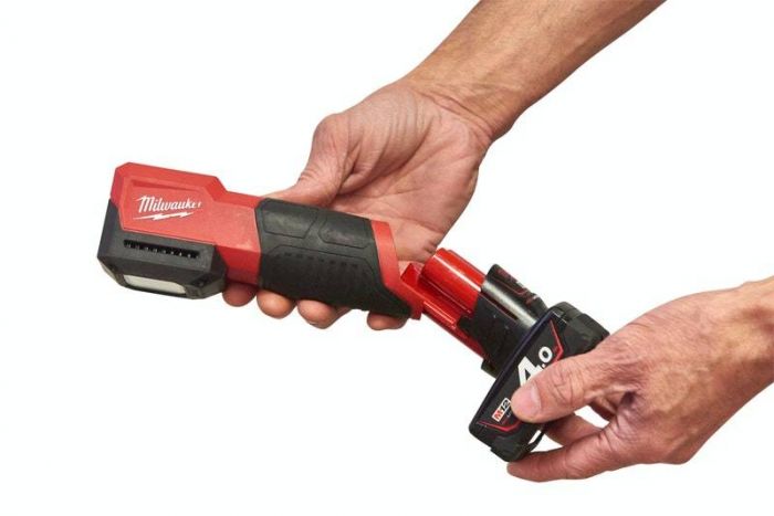 Аккумуляторный фонарь для цветоподбора MILWAUKEE  M12 CML-401