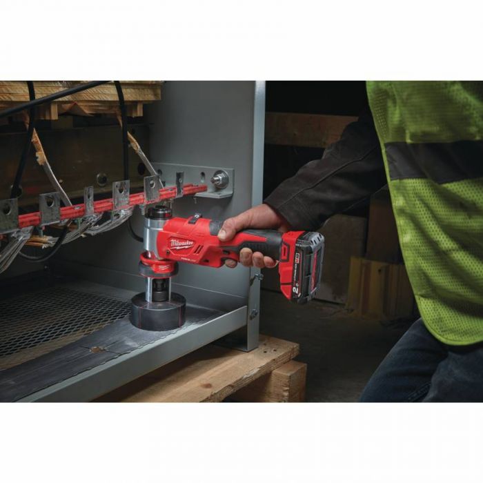 Акумуляторний гідравлічний пробійник MILWAUKEE M18 HKP-201CA ( зарядний пристрій, 1 акум.X M18 B2 (2Ач)