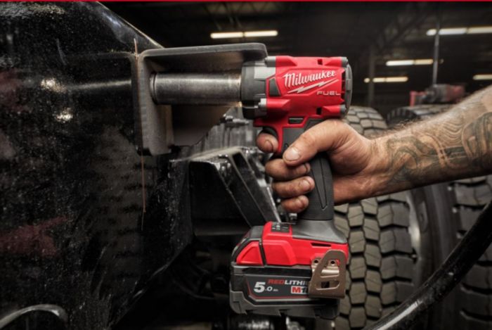 Гайковерт високомоментний MILWAUKEE 1/2" (339 Нм) MILWAUKEE M18 FUEL FIW2P12-502X з фіксацією піном