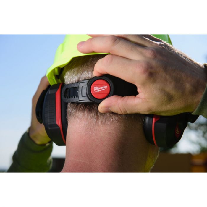 Каска захисна BOLT100 Hi-Vis невентильована для промислового альпінізму MILWAUKEE