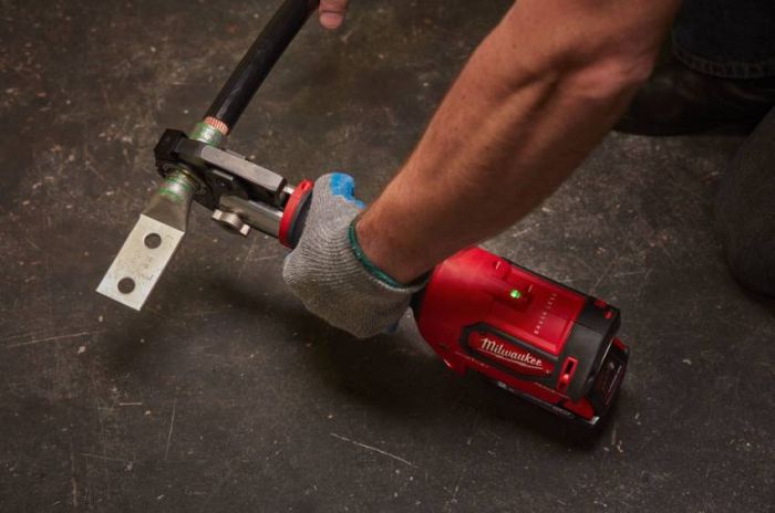 Обжимник гідравлічний акумуляторний MILWAUKEE M18 HCCT-201C ONE-KEY