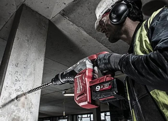 Перфоратор SDS-MAX акумуляторний MILWAUKEE, M18 CHM-902C, 6,1Дж (зарядний пристрій, 2 акум.X 9Ач, HDкейс) (акція)