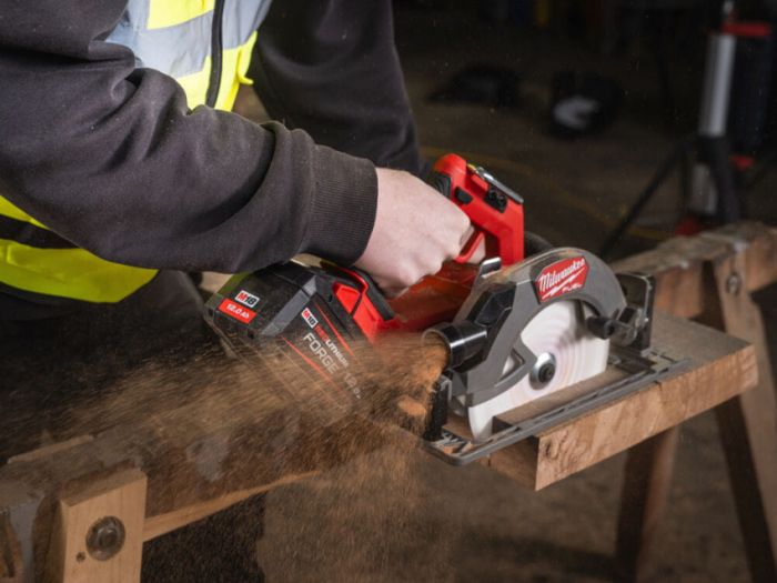 Пила дискова ручна акумуляторна MILWAUKEE  M18 FCS66GR3-0 (каркас)