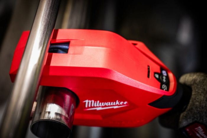 Труборіз для труб з нержавіючої сталі та міді акумуляторний MILWAUKEE M12 PCSS54-402C (до 54мм)