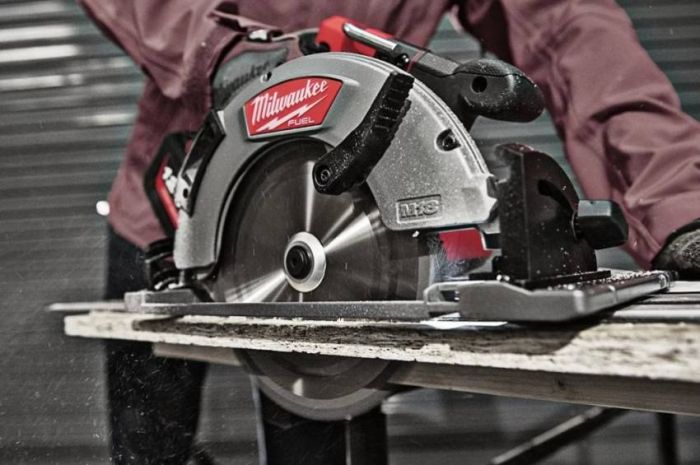 Циркулярна пила MILWAUKEE M18 FCSG66-0 FUEL 66мм по дереву та пластику 4933472163