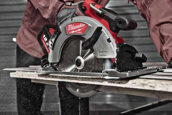 Циркулярна пила MILWAUKEE M18 FCSG66-0 FUEL 66мм по дереву та пластику 4933472163