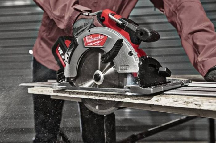 Циркулярна пила MILWAUKEE M18 FCSG66-0 FUEL 66мм по дереву та пластику 4933472163