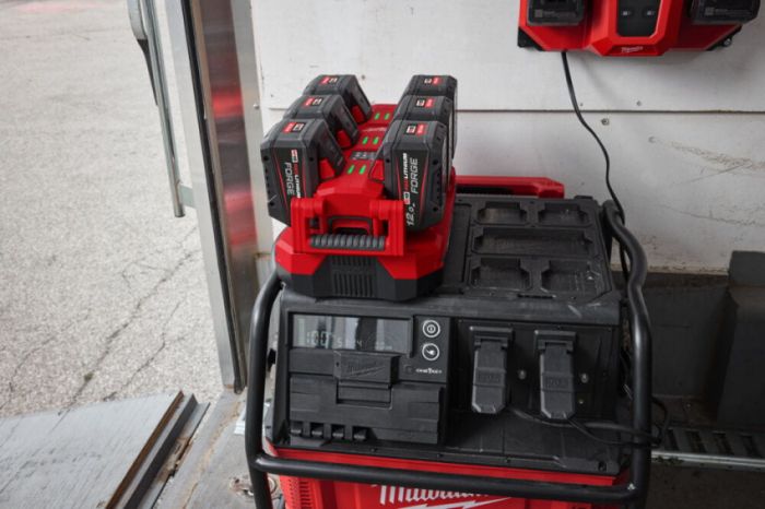 Зарядний пристрій PACKOUT MILWAUKEE, M18 MPC6EU на 6 акумуляторів